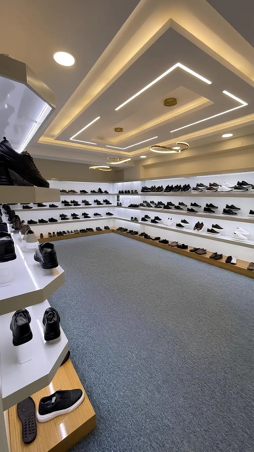 Lorentin showroom, Konya: raflarda deri ayakkabı modelleri